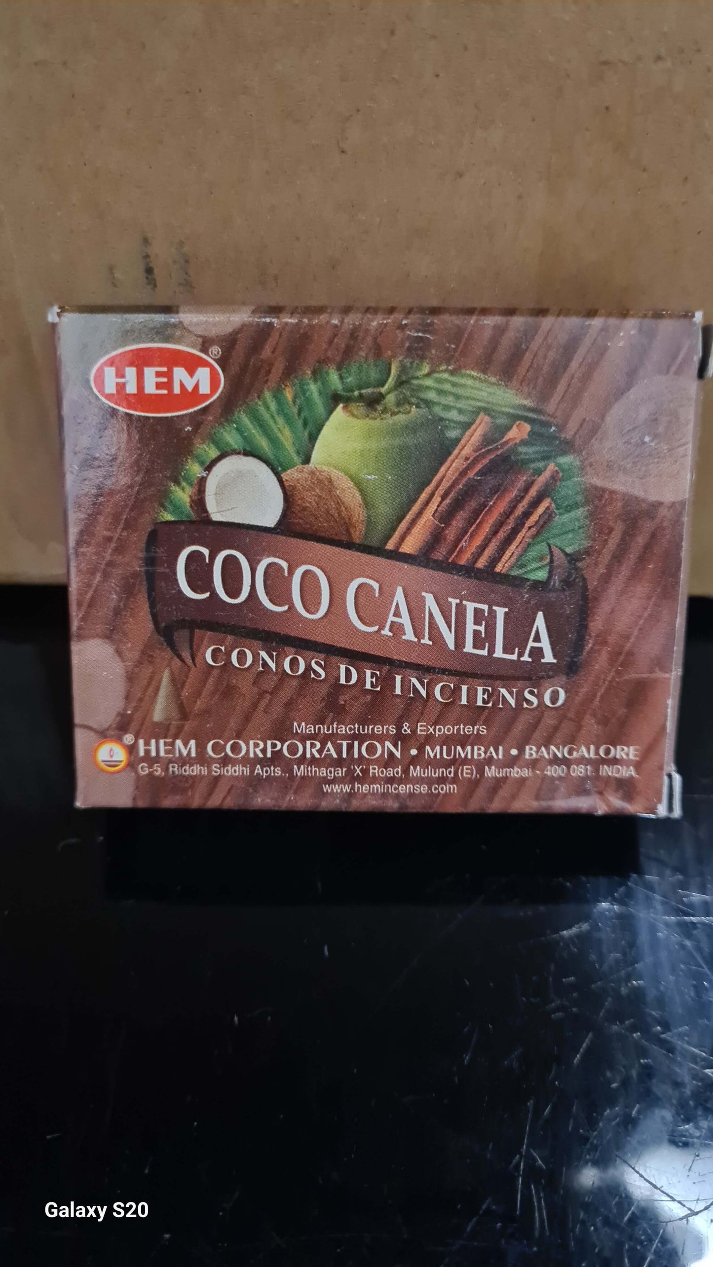 Boîte de cônes d'encens naturels à la noix de coco et à la cannelle, marque HEM, contenant 10 cônes parfumés.